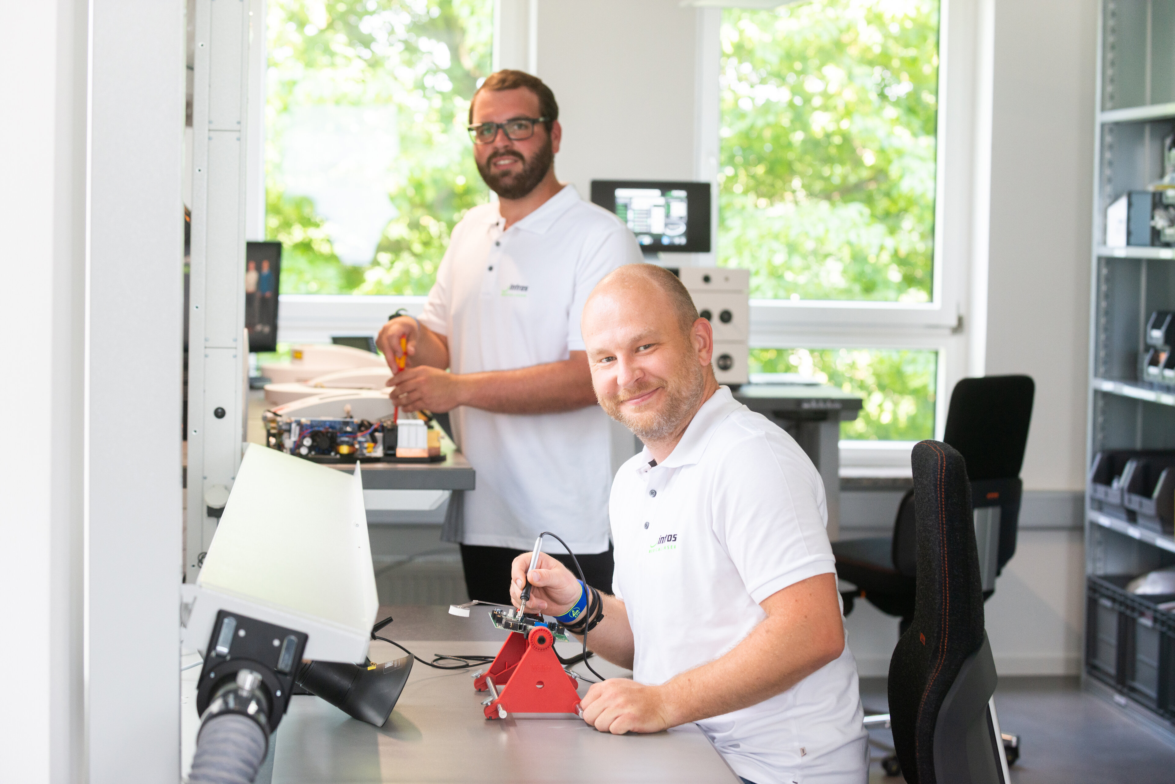 Vorort-Service in der Praxis, Beratung und technischer Support bei der intros Medical Laser GmbH